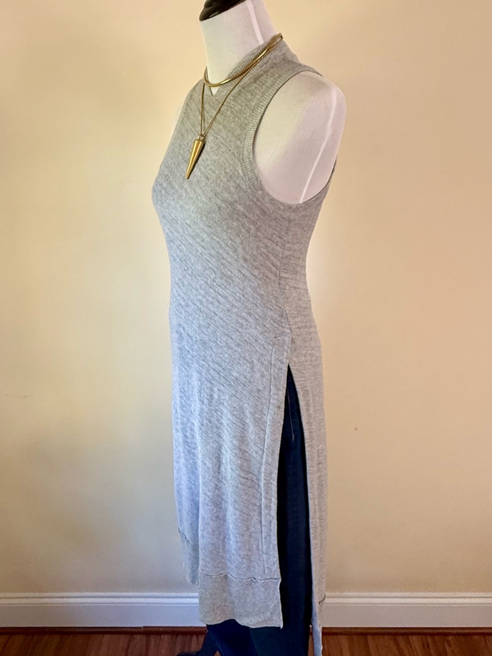 Sleeveless Light Gray Ribbed Tunic - Picture 2 of 5